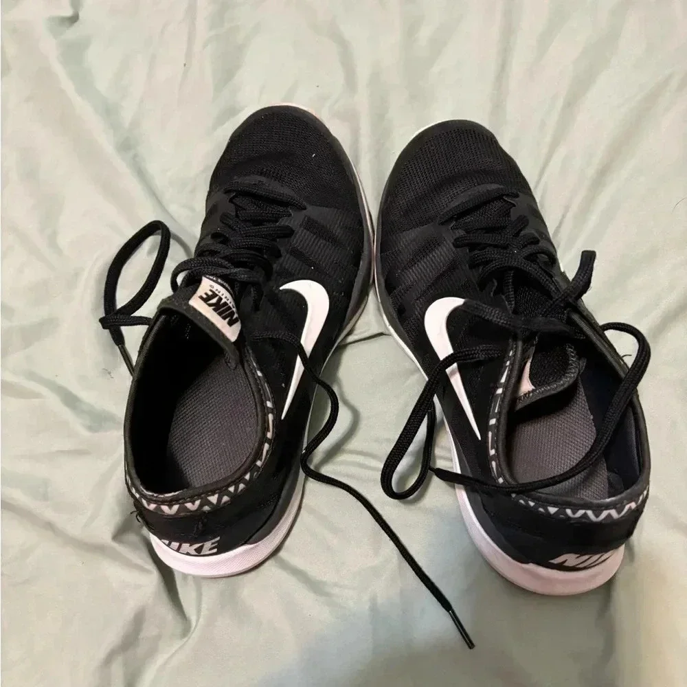 NIKE women’s black and white nike with chevron lining size 8 gently worn